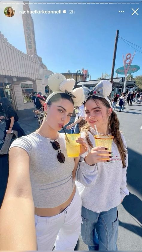 15 Disneyland Outfit Ideas for Moms: Stylish and Comfortable Tips | Disney Fall Outfits Mommy And Me Disney Outfits, Mommy And Me Disney, Outfit Aesthetic Ideas, Rachael Kirkconnell, Disneyland Outfit Ideas, Outfit Ideas For Moms, Amusement Park Outfit, Disney Fall, Disney Poses