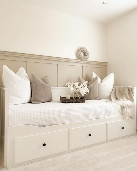 Small Spare Bedroom Ideas, Spare Bedroom Decor, Small Spare Room, Hemnes Day Bed, Spare Room Office, Guest Bedroom Home Office, Daybed Room, Small Guest Bedroom, Guest Bedroom Decor