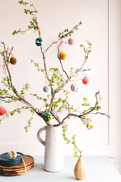 Pom Pom Easter, Easter Tree Diy, Diy – Velikonoce, Diy Osterschmuck, Easter Egg Tree, Egg Tree, Diy Pom Pom, Easter Tree Decorations, Easter Eggs Diy