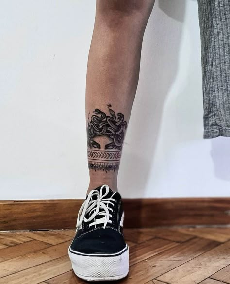 Medusa Tattoo Design Ideas, Unique Medusa Tattoo, Shin Tattoo, Tato Minimal, Medusa Tattoo Design, Muster Tattoos, Medusa Tattoo, Leg Tattoos Women, Arm Band Tattoo