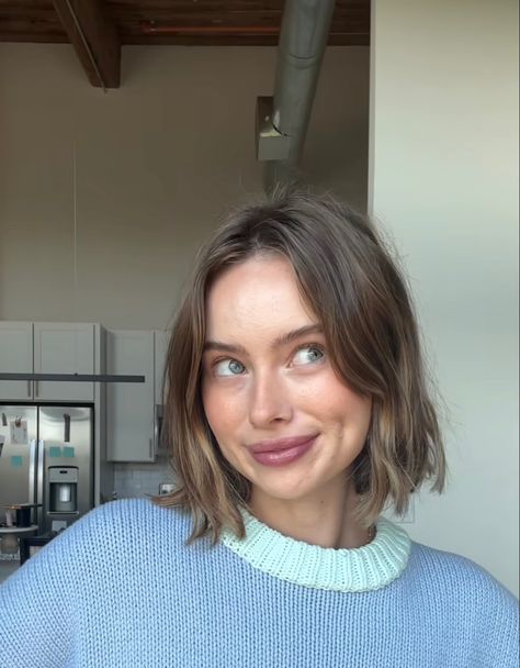 Brunette Bob Pale Skin, Bob Long Face Shape, Sydney Chandler Hair, Brown Bob Aesthetic, Bottle Neck Bob, Short Bob Light Brown Hair, Estee Lalonde Hair, Bob Short Neck, Shoulder Length Bob Fine Hair