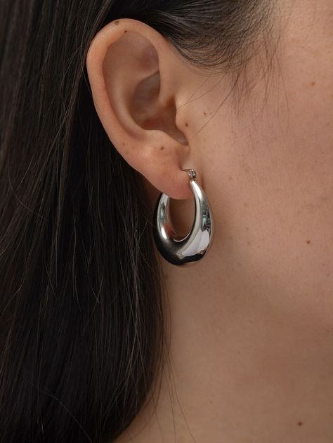 Silver Earring Aesthetic, Silver Hoop Earrings Aesthetic, Aros Aesthetic, Silver Earrings Aesthetic, Hoop Earrings Aesthetic, Earrings Aesthetic, Classy Jewelry, Jewelry Lookbook, Girly Jewelry