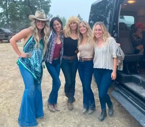 Ladies of Yellowstone 💛 - Kelly Reilly Fans Hassie Harrison, Winter Western Outfits, Kelsey Asbille, Piper Perabo, Yellowstone Series, Kelly Reilly, Cole Hauser, Meeting Outfit, Lainey Wilson