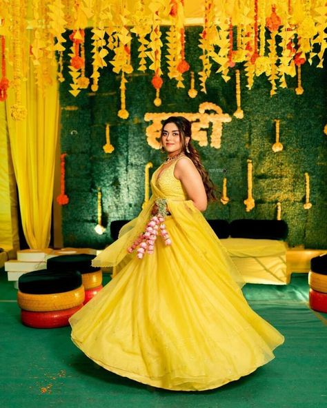 Wow look Haldi Stills, Haldi Ceremony Dress, Haldi Photography Ideas, Haldi Look For Bride, Haldi Dresses, Frock Design For Stitching, Haldi Poses For Bride, Haldi Photoshoot, Dresses Images