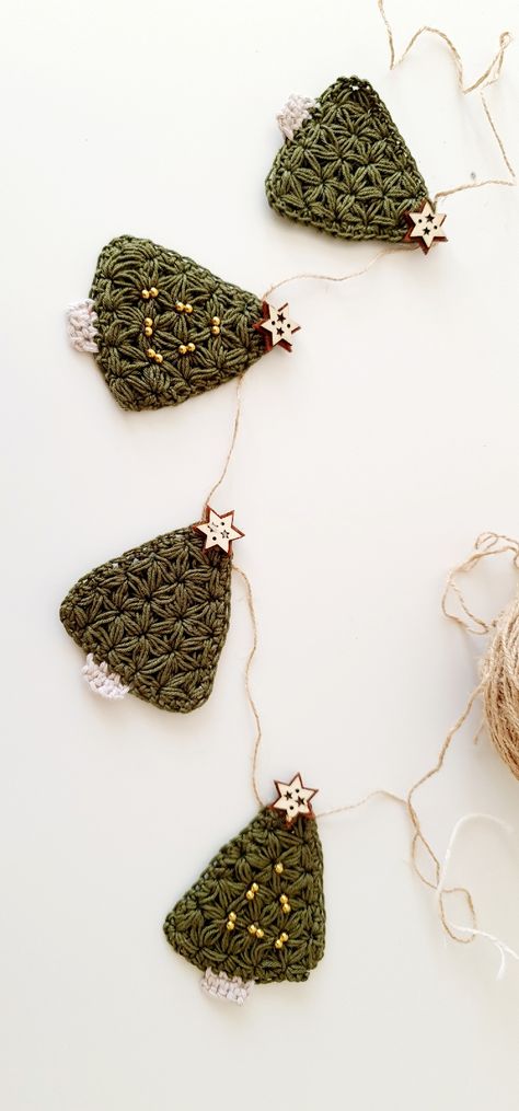 Crochet Christmas Garland in 1 hour. Jasmin Stitch Crochet Mini Tree Garland, Christmas Tree Garland Crochet Pattern, Crocheted Garland Free Pattern, Crochet Christmas Tree Garland Free, Jasmine Stitch Christmas Tree, Crochet Ball Garland, Crochet Patterns Garland, 1 Ball Crochet Projects, Crocheted Christmas Tree Garland