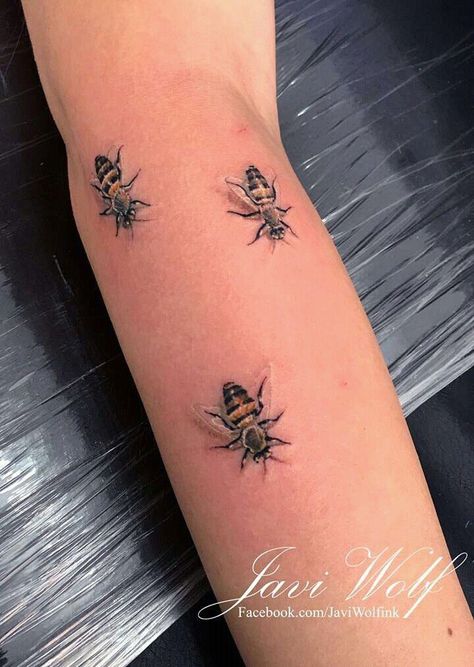 Bee Tattoo Meaning, Queen Bee Tattoo, Small Bee Tattoo, Tattoo Colour, Honey Bee Tattoo, Bumble Bee Tattoo, Mother Nature Tattoos, Bee Bee, Infinity Tattoos