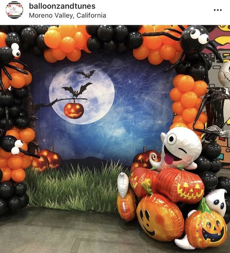 Happy Boo Day, Decoracion Halloween, Halloween Balloons Decorations, Halloween Party Backdrop, Halloween Invitaciones, Dekorasi Halloween, Fiesta Halloween, Halloween Photo Booth, Halloween Party Balloons