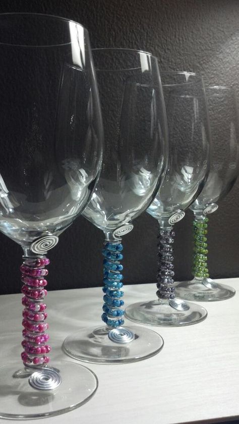 Wine glasses all beaded and ready use! Glasses With Beads, Glass Markers, Wine Glass Markers, Diy Wine Glasses, Decorated Wine Glasses, Wine Party, Wine Glass Crafts, Drink Ware, Lighted Wine Bottles