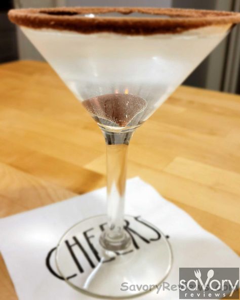 Hershey Kiss Chocolate Martini - SavoryReviews Clear Chocolate Martini Recipe, Chocolate Martini Recipe, Hotel Chocolate, Chocolate Vodka, Cornbread Recipe Sweet, Hershey Kisses Chocolate, Homemade Hot Chocolate Mix, Chocolate Martini, Hershey Kiss