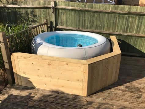 Hot Tub Pallet surround. Pallet Hot Tub Enclosure, Pallet Hot Tub Surround, Inflatable Hot Tub Surround Diy, Coin Spa, Tub Decor, Hot Tub Landscaping, Hot Tub Surround, Inflatable Hot Tub, Hot Tub Gazebo