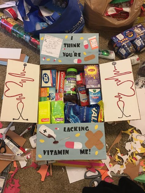 Medicine Basket Gift, Sick Package For Boyfriend, Gym Care Package For Him, Diy Sick Care Package, Creative Care Packages, Deployment Anniversary Care Package, Sick Gift Basket For Him, Diy Medicine Box Ideas, Care Package Ideas For Boyfriend Sick