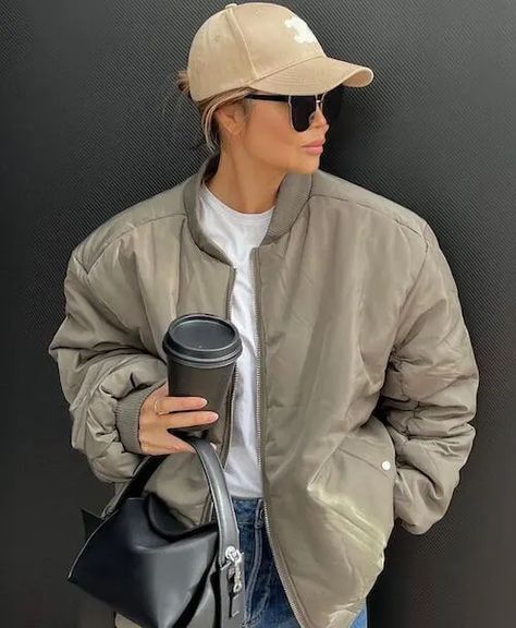 Khaki Baseball Cap Outfit, Baseball Hat Outfits For Women, Cute Baseball Hat Outfits, How To Wear A Baseball Hat, Hat Outfits For Women, Baseball Hat Outfits, Cute Baseball Hat, Cute Baseball Hats, Cozy Spring Outfits