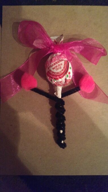 Blow Pop Cheerleader ...so cute and easy Cheer Choreography Snacks, Cheer Favors, Cheerleading Snacks, Cheer Snacks, Cheer Treats, Cheerleading Crafts, Cheer Birthday Party, Cheerleading Fundraiser, Cheerleader Birthday