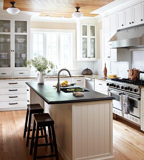 white kitchen Kitchen Inspirations White, Natural Ceiling, Barn Houses, Kitchen Redo, Kitchen Food, Large Kitchen, Counter Tops, Renovation Ideas, Kitchen Remodel Idea