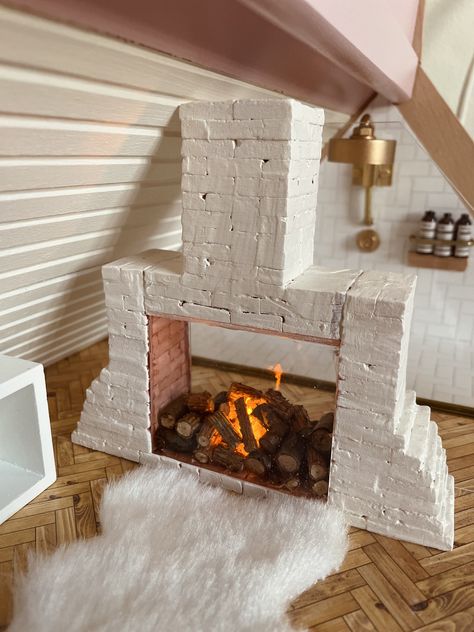 DIY Dolls House fireplace Diy Mini Fireplace, Diy Barbie Fireplace, Diy Dollhouse Fireplace, Diy Dolls House, Homemade Barbie House, Dollhouse Remodel, Christmas Barbie Dolls, Christmas Cabin Decor, Barbie Organization