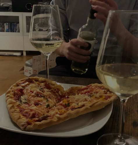 Cooking Date Aesthetic, Date Night Aesthetic Dinner, Pizza Couples, Boyfriend Dinner, Dinner Date Aesthetic, Date Night Aesthetic, Pizza Pictures, Valentine Pizza, Dinner Pizza