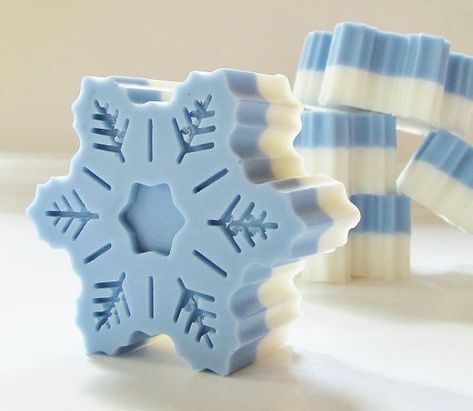 Snowflake Soap, Săpunuri Handmade, Soap Melt And Pour, Peppermint Soap, Fancy Soap, Handmade Soap Recipes, Holiday Soap, Peppermint Scent, Pretty Soap