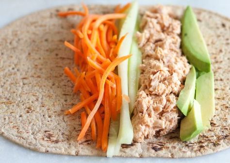 Spicy Tuna Wrap Recipe, Tuna Wrap Recipe, Tuna Wraps, Tuna Wrap, Make Lunch, Wrap Recipe, Spicy Tuna, Makanan Diet, Making Lunch