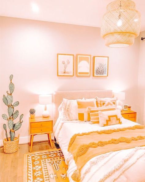 Desert Sunset Room Aesthetic 😍🥰 Pastel Orange Bedroom Ideas, Pastel Orange Room Aesthetic, Pastel Orange Bedroom, Pastel Yellow Bedroom Ideas, Sunset Room Aesthetic, Pod Room, Orange Room Decor, Cottage Basement, Weird Person