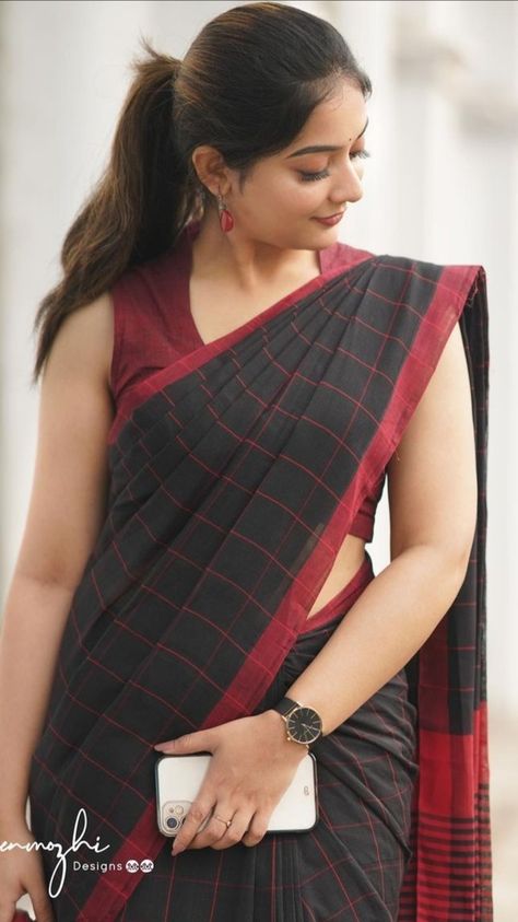 Plain Cotton Saree, Athmika Sumithran, Black And Red Saree, Alternative Fashion Grunge, Silk Saree Blouse Designs Patterns, Saree Black, Cotton Sarees Handloom, Cotton Saree Blouse Designs, Cotton Saree Blouse