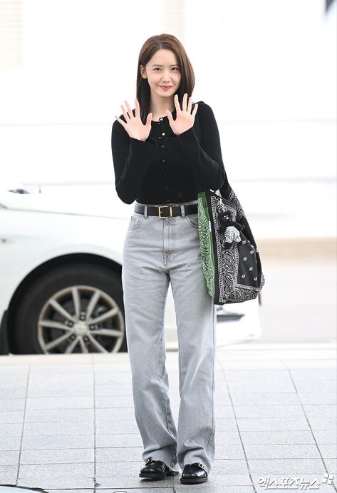 Fashion In Korea, Korea Street Style, Korea Street, Classy Girl, Korean Idol, Urban Chic, Korean Actress, Airport Style, Trench Coats