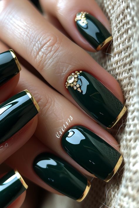 Dark Green Nails Nail With Gold Accent, Dark Green Nails Chrome, Dark Green Pedicure, Dark Green Nail Art, Nail Art Vert, Emerald Nails, Gold Acrylic Nails, Dark Green Nails, Green Nail Art