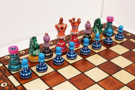 Hand Painted Chess Set, Art Biz, Chess Sets, Pinterest Diy, Diy Crafts For Kids Easy, Chess Game, Wild Card, Chess Pieces, Crafty Craft