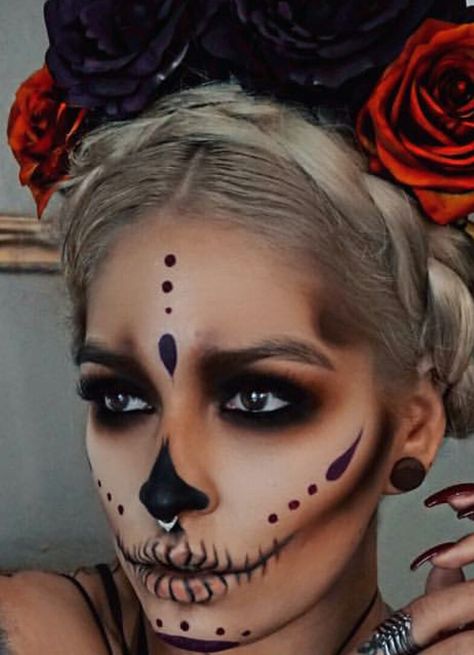 Dia De Los Muertos Makeup Ideas - #DiaDeLosMuertos #DayOfTheDead #SugarSkull #MexicanTradition #Halloween Diy Vampire Makeup, Makijaż Sugar Skull, Diy Vampire, Mexican Halloween Costume, Muertos Makeup, Beautiful Halloween Makeup, Halloween Makeup Sugar Skull, Halloween Makeup Look, Makeup Masterclass