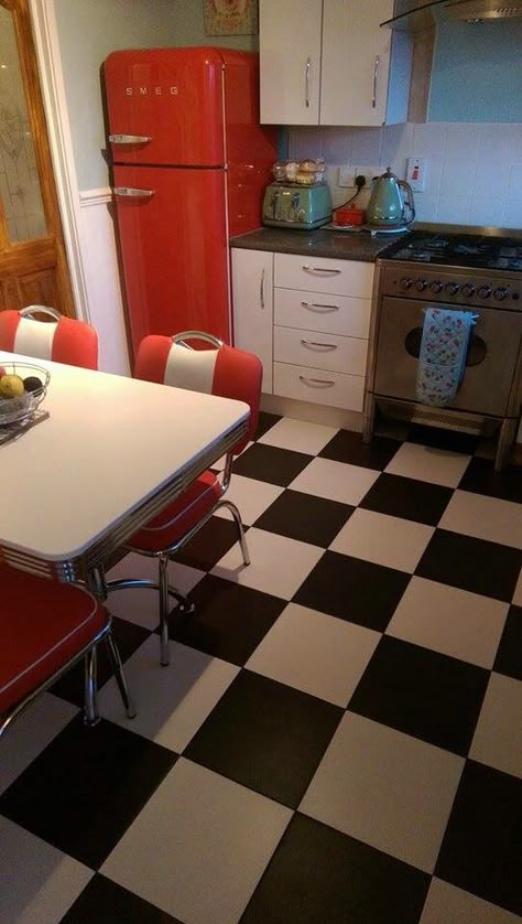 American Diner Kitchen Ideas, Retro Diner Aesthetic Kitchen, 50s Themed Kitchen, Diner Kitchen Aesthetic, Retro Diner Interior, 50s Inspired Kitchen, 2000s Kitchen Aesthetic, Diner Aesthetic Kitchen, 50s Kitchen Aesthetic