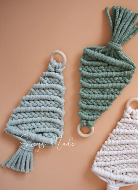 Macrame Tree Wall Hanging Diy, Macrame Christmas Ornaments Patterns, Macrame Pine Tree, Popular Macrame Items, Macrame Ornaments Tutorial, Christmas Tree Macrame Diy, Diy Macrame Christmas Tree Tutorial, Macrame Christmas Tree Diy, Macrame Christmas Tree Pattern