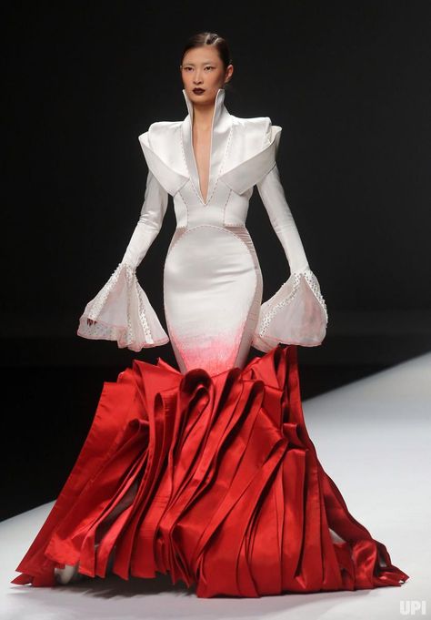 China Fashion Week, Runway Fashion Couture, Futuristic Fashion, Harajuku Fashion, International Fashion, China Fashion, Beautiful Gowns, Beijing, Couture Fashion