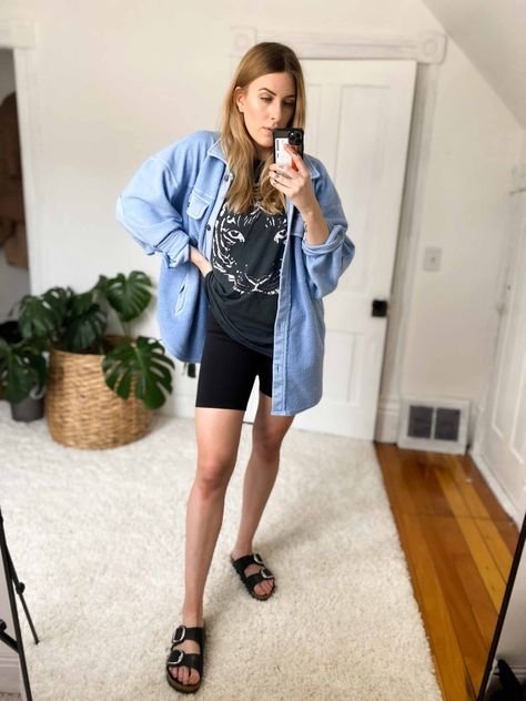 11 Ways To Wear Bike Shorts (Think Leggings, But Summer) - The Mom Edit Green Bike Shorts Outfit, Slouchy Summer Outfits, Oversize Shorts Outfit, Denim Biker Shorts Outfit, How To Style Biker Shorts, Bike Shorts Outfit Summer, Mum Fits, Thrift Bundle, Postpartum Style