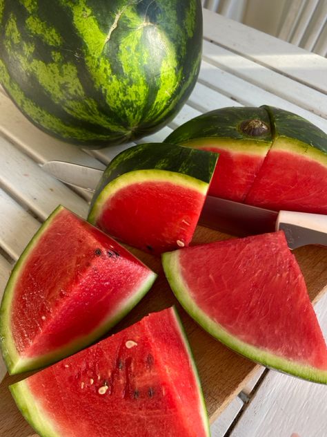 summer vibes watermelon italy Melon Photography, Watermelon Aesthetic, Orange Watermelon, Fruit Fast, Eating Watermelon, Healthy Sweet Snacks, Vacation Photography, Healthy Food Motivation, Fancy Food