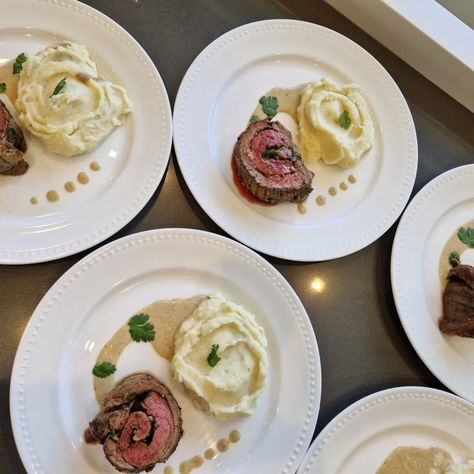 Rolled Pesto Beef Flank and mashed potatos Beef Flank, Food Presentation, Mashed Potatoes, Pesto, Rolls