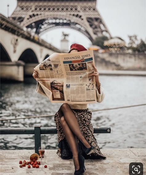 Reading A Newspaper, Paris Travel Photography, France Photography, 사진 촬영 포즈, Paris Aesthetic, Paris Photography, Paris Photo, Street Style Paris, Paris Photos