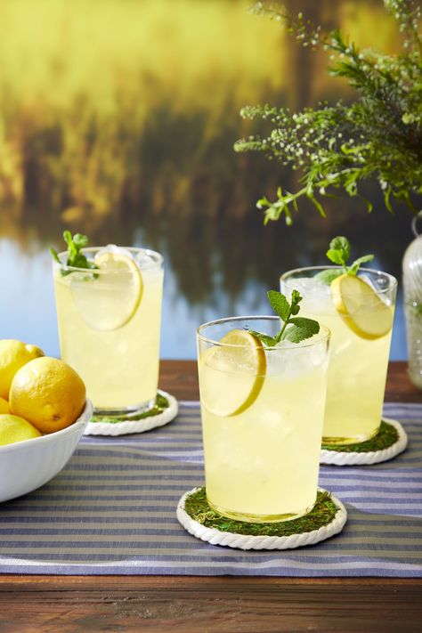 countryliving Picnic Drinks, Camping Drinks, Greek Garden, Drinks Party, Magazine Recipes, Ouzo, Lemonade Recipes, Living Magazine, Honey Lemon