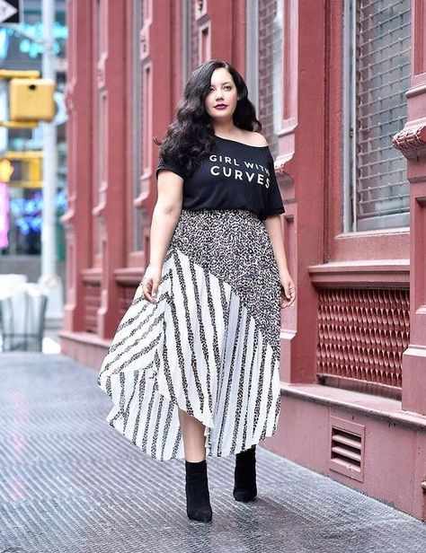 Or a pleated skirt with abstract and striped patterns to do the print mixing *for* you. 39 Cheap Things That'll Make You Look More Stylish Than You Actually Are Fashion Office Outfit, Plus Size Street Style, Festival Mode, Look Plus Size, Rock Outfit, Plus Size Winter, Fashion Office, Fashion Skirts, Foto Poses