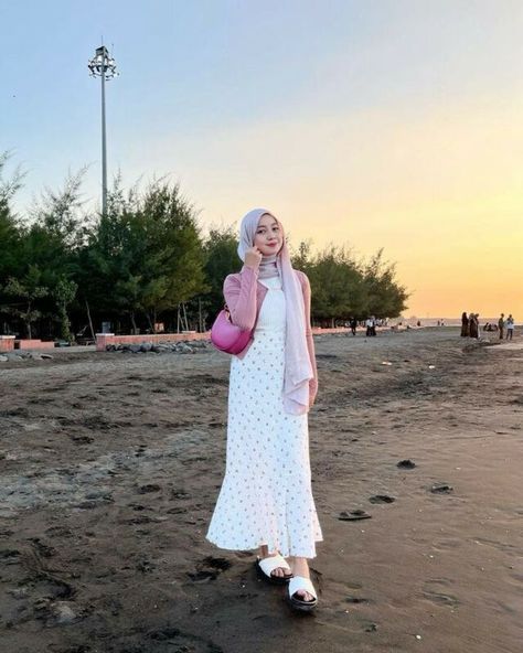 Beach Outfit Hijab, Pastel Cardigan, Ootd Korean Style, Muslimah Style, Island Outfit, Casual Hijab Outfit, Hijabi Outfits Casual, Flower Skirt, Style Hijab