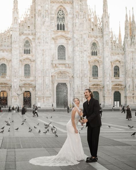 Wedding couple champagne pop in front of duomo di milano Milan Wedding, Duomo Milan, Pre Wedding Photoshoot Outdoor, 3 Am, Pre Wedding Photoshoot, Italy Wedding, Wedding Photoshoot, Wedding Gown, Pre Wedding