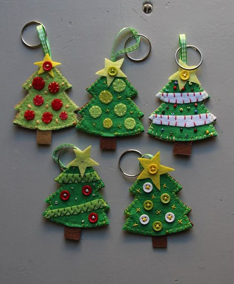 Keychain - key ring - Christmas  - Tree - Decoration - Festive -  gift idea - felt keychain - party favors - Patchyz by Kathleen Flask Forest Gift Ideas, Tree Keychain, Felt Keychain, Felt Crafts Christmas, Opening An Etsy Shop, Felt Christmas Decorations, Felt Christmas Tree, Christmas Felt, Bird Gifts