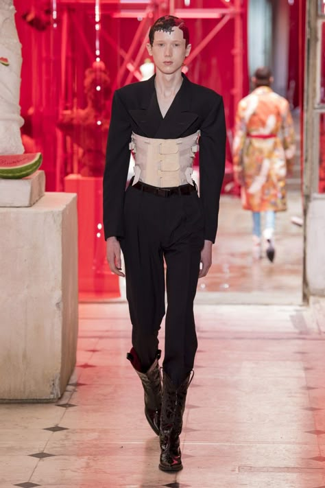 Maison Margiela Men’s Spring Summer 2019 - Paris Fashion Week Gender Fluid Fashion, Genderless Fashion, Corset Fashion, Male Fashion Trends, Androgynous Fashion, Live Fashion, Mens Fashion Summer, Mens Fashion Trends, Summer 2019