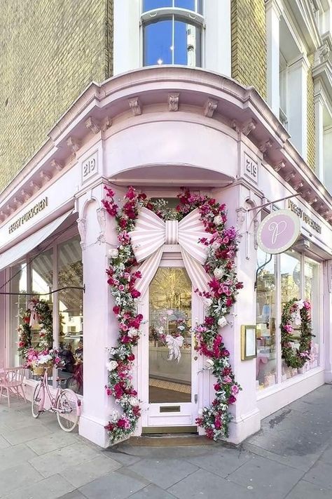 Cafe Dollhouse, Peggy Porschen Cakes, Bakery Shop Design, Flower Shop Design, Pink Magic, Store Design Boutique, Storefront Design, Chelsea London, Bakery Design