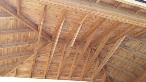 Hip Roof Ceiling, Joists Ceiling, Ceiling Beams Vaulted, Vaulted Beams, Rafter Design, False Beams, Ceiling Rafters, Garden Jacuzzi Ideas, Roof Joist