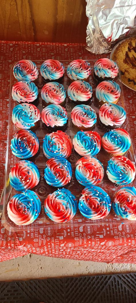 Airbrush Cupcakes, Airbrush Cake, Piping Techniques, Cake Decorating Piping, Red White And Blue, Red White Blue, Butter Cream, Piping, Cupcake Cakes