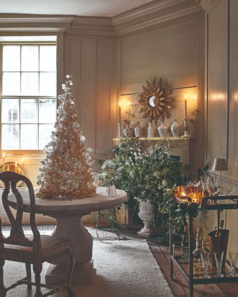 Merry Christmas from all of us at Homes & Gardens 🎄 . Photography by Polly Wreford, styling by Sally Denning, floral design by Juliet Glaves Christmas Apartment Decor, Place Settings Christmas, Luxury Christmas Decor, Christmas Colour Schemes, Christmas Place Settings, Minimalist Candles, Christmas Apartment, Christmas Place, Subtle Luxury