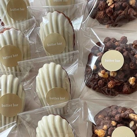 Madeline Packaging, Madeleines Packaging, Sweets To Sell, Madeline Cookies Recipe, Madeline Cookies, Bakery Packaging Design, Bake Sale Packaging, Madeleine Recipe, Baking Packaging