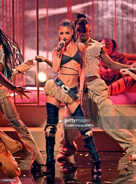 Pop Performance Outfit, Pop Star Stage Outfits, Preformance Outfits Singer, Tyla Outfits On Stage, Tyla Outfit Style, Concert Performance Outfits Singers, Tyla Outfits, Sparkle Outfit, Preformance Outfits