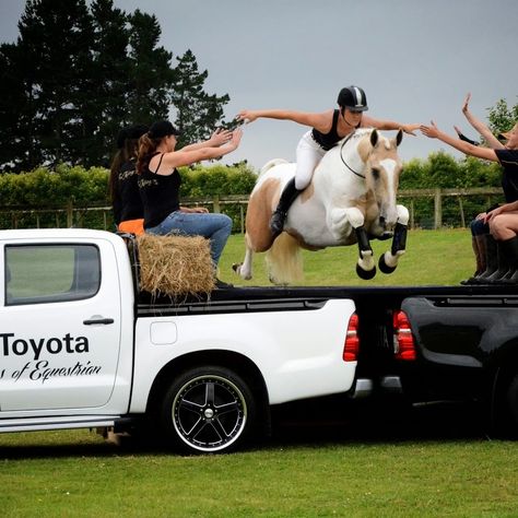 Alycia Burton is amazing! Here she is jumping two trucks bareback and brideless. Alycia Burton, Akhal Teke, Horse Boarding, Horse And Rider, Horse Crazy, Horse Blankets, Horse Equestrian, Horse Jumping, Horse Life