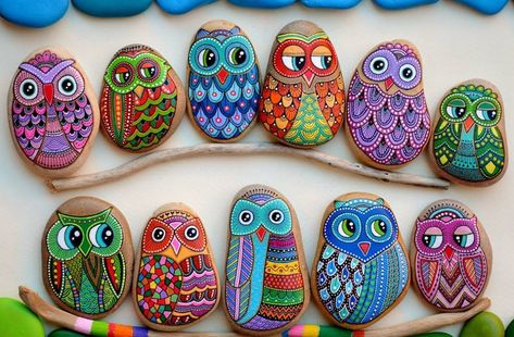 Caillou Roche, Owl Rocks, Ladybug Rocks, Painted Rock Animals, Art Pierre, Stones Art, Rocks Painted, Rock And Pebbles, Art & Craft Paint