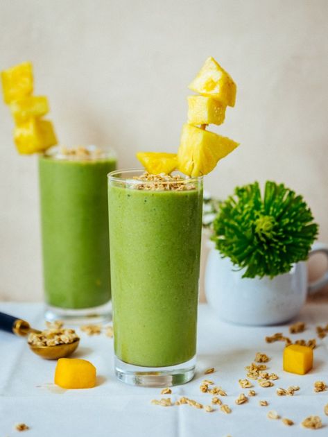 A delicious green smoothie with lots of fruits and veggies. Perfect for a healthy breakfast or midday snack! Smoothies For Constipation, Island Green Smoothie, Constipation Smoothie, Fiber Rich Fruits, High Fiber Fruits, Healthy Bowel Movement, Fiber Fruits, Stamp Of Approval, Constipation Relief